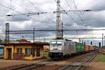Metrans Containerzug mit 386 026 dönnert am 23 September 2018 durch Pardubice.