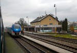 br-844-regioshark-pesa-link-ii/799508/wir-fahren-am-24112022-mit-dem Wir fahren am 24.11.2022 mit dem EC 360 / Ex 6 (Praha – Plzeň - Furth i.W. - Schwandorf – Regensburg – Mnchen) auf der „Bhmische Westbahn“ Bahnstrecke Plzeň–Furth im Wald (SDC 180) durch den Bahnhof Nřany (Nrschan). Hier steht gerade der „RegioShark“  ČD 844 012-5 (CZ- ČD 95 54 5 844 012-5), ein Dieseltriebzug vom Typ PESA LINK II, als Regionalzug nach Plzeň (Pilsen).