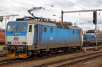 
Die ČD 362 062-2 (CZ-ČD 91 54 7 362 062-2) am 27.03.2016 beim Umsetzen im Bahnhof Cheb (Eger).

1990 wurde als Baureihe 362 erstmals eine 140 km/h schnelle Weiterentwicklung der ES 499.1/363 vorgestellt. 1989 wurden 30 Serienlokomotiven der Baureihe 362 bestellt. 1991 musste der Auftrag jedoch wegen finanzieller Schwierigkeiten storniert werden.

In den Jahren 1993/1994 und 2000/2001 wurde darum bei 14 Lokomotiven der ČD die Höchstgeschwindigkeit von 120 auf 140 km/h angehoben. Bei diesen wurden die Drehgestelle mit solchen der Baureihe 162 ausgetauscht.

Technische Daten:
Spurweite: 1.435 mm
Achsformel: Bo’Bo’
Länge über Puffer:  16.800 mm
Höhe:  4.625 mm
Breite:  2.940 mm
Drehzapfenabstand:  8.300 mm
Dienstgewicht:  86 t
Achslast:  21,8 t
Höchstgeschwindigkeit:  140 km/h
Dauerleistung:  3.060 kW (25 kV~) / 3.480 kW (3 kV=)
Anfahrzugkraft:  258 kN
Stromsystem:  3 kV DC und 25 kV 50Hz AC
Anzahl der Fahrmotoren:  4
Antrieb:  Škoda-Hohlwellenantrieb
Zugheizung:  3000 V
Steuerung:  Thyristor-Pulsumrichter
Kupplungstyp:  Schraubenkupplung
