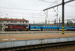 268d-268esk-drhy/798958/die-268d-742-086-2-cz--268d Die ČD 742 086-2 (CZ- ČD 92 54 2 742 086-2) fährt am 23.11.2022, mit dem  2. Klasse klimatisierten Doppelstock-Reisezugwagen, CD-CZ 50 54 26-18 141-6, der Gattung Bdmteeo 296 (ex CD-CZ 50 54 26-18 141-6, Bmto 292), in den Prager Hauptbahnhof (Praha hlavní nádraží) ein. Der 44 t schwere Wagen verfügt über 126 Sitzplätze, 8 Stellplätze für Fahrräder und ein geschlossenes WC-System.

Die Diesellok 'Kocour ' oder 'Tranzisto'  (Kater, Transistor):
Die ČSD-Baureihe T 466.2, ab 1988 Baureihe 742 sind dieselelektrische Güterzug- und Rangierlokomotiven der ehemaligen Tschechoslowakischen Staatsbahn (ČSD). Die Entwicklung begann 1970 mit den beiden Prototypen der BR T 475.15 (744.5). 

Das Leistungswachstum in der Motortraktion sowie die Notwendigkeit von Fortschritten bei der Erneuerung der Dampftraktion und der künftigen Typenvereinheitlichung des Motorlokparks veranlassten das Verkehrsministerium, die Beauftragung der Entwicklung und anschließenden Produktion einer neuen Lokomotive zu prüfen. Diese sollte für mittelschweren bis schweren Rangierdienst, leichteren Gleisdienst, aber auch im Güter- und Personenverkehr, bestimmt sein.

Zwei Prototyp-Lokomotiven der Reihe T 475.15 (744.5) wurden 1970 von ČKD in Praha gebaut, wurden aber von der ČSD als ungenügend abgelehnt. Dies lag hauptsächlich an ihrem Führerstand,  während die ČSD einen Turmführerstand mit guter Sicht verlangte, hatten diese Lokomotiven einen Führerstand neben dem hinteren Ende der Lokomotive, sodass die Aussicht nicht sehr zufriedenstellend war. Die Maschinen der Baureihe T 475.15 wurden daher verworfen und stattdessen die neuen Lokomotiven der Baureihe T 466.0 (735) produziert. Die Produktion erfolgte ab 1972 im Turčianské strojárny in Martin. 1973 begann bei ČKD Prag die Produktion neuer Lokomotiven der Reihe T 448.05 (740.5), die für den Bedarf großer Industrieunternehmen und für den Export bestimmt waren. Die Produktion von Lokomotiven T 466.0 (735) bei TS Martin verzögerte sich noch, die Entwicklung von Lokomotiven der Baureihe T 466.1 blieb erfolglos, außerdem war geplant, die Produktion von Lokomotiven bei TS Martin einzustellen und das Werk auf die Waffenproduktion zu konzentrieren . Auch die bereits produzierten T 466.0 (735) Maschinen waren im Betrieb sehr unzuverlässig. Die Situation in der Flotte der ČSD-Motorlokomotiven ist daher unerträglich geworden. Deshalb hat sich die ČSD eine Notlösung einfallen lassen: 1976 bestellten sie bei der ČKD 60 neue Lokomotiven der Baureihe T 466.2 (742), die genau aus den Industriemaschinen der T 448.05 (740.5) entstehen sollten. Die Serie, die bereits seit drei Jahren in der Industrie im Einsatz war, mit zudem sehr guten Ergebnissen. Die Liste der erforderlichen Umbauten war recht lang: Gewichtsreduzierung, Umbau des Triebwerks, Einbau einer Zugsicherung, Umbauten im elektrischen Teil, Umbau der Bremsen.1977-78 wurden 60 Lokomotiven der 1. Serie gebaut geliefert und die neuen Maschinen wurden fast sofort auf CSD in Betrieb genommen. Die 2. Serie folgte sofort und eine weitere danach. Die Produktion der Lokomotiven T 466.2 (742) für die ČSD endete mit der 9. Serien im Jahr 1986; insgesamt erwarb ČSD 453 dieser Lokomotiven. Während der langjährigen Produktion gab es mehrere partielle 

Modifikationen an der Konstruktion der Maschine – ab der 2. Serie mehrgliedrige Lenkung und Zugkraftwähler, ab der 3. Serie eine Knickbrücke seitlich am kürzeren Vorbau, ab der 6. Serie wurden Jalousien auf dem Dach der Lokomotive installiert und ab der 7. Serie neue Fahrmotoren. 41 Lokomotiven wurden für den Bedarf der Industrie geliefert, Maschinen auf Basis der Baureihe T 466.0 ČSD wurden auch nach Vietnam und Bangladesch geliefert. Nach der Produktion von Lokomotiven T 466.2 (742) für ČSD erfolgte 1987-88 die Produktion von abgeleiteten Lokomotiven T 466.3 (743) für Adhäsionsbetrieb auf Steilstrecken.

TECHNISCHE DATEN der BR 742, ex T 466.2:
Hersteller: ČKD Praha
Baujahre: 1977 bis 1986
Hergestellt e Anzahl: 453 für die ČSD (in 9 Serien), 41 weiter für andere
Spurweite: 1.435 mm (Normalspur)
Achsfolge: Bo'Bo'
Länge über Puffer: 13.580 mm ( am 4. Serie13.600 mm)
Höhe: 4.472 mm
Breite: 3 130 mm
Drehzapfenabstand: 6.700 mm
Achsabstand im Drehgestell: 2.400 mm
Treibrad-Ø: 1.000 mm (neu) / 920 mm (abgenutzt) 
Dieselmotor: 6-Zylinder-Viertakt-Reihen- Dieselmotor mit Direkt-Einspritzung und Turbolader vom Typ ČKD  K 6 S 230 DR
Motorhubraum: 64,75 Liter (Zylinder-Ø 230 mm / Kolbenhub 260 mm)
Kompressionsverhältnis: 12,5 : 1
Nenndrehzahl: 1.250 U/min (Leerlaufdrehzahl 510 U/min)
Motorgewicht (ohne Generator): 7.700 kg
Achsübersetzung: 1:4,8125
Dauermotorleistung: 883 kW (1.200 PS)
Leistung des Traktionsgenerators: 780 kVA
Leistungsübertragung: dieselelektrisch
Fahrmotorentyp: TE 005 E / ab 7. Serie TE 015 C
Antriebsmotorleistung: 195 kVA
Höchstgeschwindigkeit: 90 km/h
Dienstgewicht: 64 t
Anfahrzugkraft: 192kN
Dauerzugkraft: 121 kN
Max. Tankinhalt: 4.000 l
Kleinster bef. Halbmesser: R 80 m

Quellen: Wikipedia, atlaslokomotiv.net
