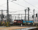 268d-268esk-drhy/798959/die-268d-742-086-2-cz--268d Die ČD 742 086-2 (CZ- ČD 92 54 2 742 086-2) fhrt am 23.11.2022, mit dem  2. Klasse klimatisierten Doppelstock-Reisezugwagen, CD-CZ 50 54 26-18 141-6, der Gattung Bdmteeo 296 (ex CD-CZ 50 54 26-18 141-6, Bmto 292), in den Prager Hauptbahnhof (Praha hlavn ndra) ein. Der 44 t schwere Wagen verfgt ber 126 Sitzpltze, 8 Stellpltze fr Fahrrder und ein geschlossenes WC-System.

Die Diesellok 'Kocour ' oder 'Tranzisto'  (Kater, Transistor):
Die ČSD-Baureihe T 466.2, ab 1988 Baureihe 742 sind dieselelektrische Gterzug- und Rangierlokomotiven der ehemaligen Tschechoslowakischen Staatsbahn (ČSD). Die Entwicklung begann 1970 mit den beiden Prototypen der BR T 475.15 (744.5). 

Das Leistungswachstum in der Motortraktion sowie die Notwendigkeit von Fortschritten bei der Erneuerung der Dampftraktion und der knftigen Typenvereinheitlichung des Motorlokparks veranlassten das Verkehrsministerium, die Beauftragung der Entwicklung und anschlieenden Produktion einer neuen Lokomotive zu prfen. Diese sollte fr mittelschweren bis schweren Rangierdienst, leichteren Gleisdienst, aber auch im Gter- und Personenverkehr, bestimmt sein.

Zwei Prototyp-Lokomotiven der Reihe T 475.15 (744.5) wurden 1970 von ČKD in Praha gebaut, wurden aber von der ČSD als ungengend abgelehnt. Dies lag hauptschlich an ihrem Fhrerstand,  whrend die ČSD einen Turmfhrerstand mit guter Sicht verlangte, hatten diese Lokomotiven einen Fhrerstand neben dem hinteren Ende der Lokomotive, sodass die Aussicht nicht sehr zufriedenstellend war. Die Maschinen der Baureihe T 475.15 wurden daher verworfen und stattdessen die neuen Lokomotiven der Baureihe T 466.0 (735) produziert. Die Produktion erfolgte ab 1972 im Turčiansk strojrny in Martin. 1973 begann bei ČKD Prag die Produktion neuer Lokomotiven der Reihe T 448.05 (740.5), die fr den Bedarf groer Industrieunternehmen und fr den Export bestimmt waren. Die Produktion von Lokomotiven T 466.0 (735) bei TS Martin verzgerte sich noch, die Entwicklung von Lokomotiven der Baureihe T 466.1 blieb erfolglos, auerdem war geplant, die Produktion von Lokomotiven bei TS Martin einzustellen und das Werk auf die Waffenproduktion zu konzentrieren . Auch die bereits produzierten T 466.0 (735) Maschinen waren im Betrieb sehr unzuverlssig. Die Situation in der Flotte der ČSD-Motorlokomotiven ist daher unertrglich geworden. Deshalb hat sich die ČSD eine Notlsung einfallen lassen: 1976 bestellten sie bei der ČKD 60 neue Lokomotiven der Baureihe T 466.2 (742), die genau aus den Industriemaschinen der T 448.05 (740.5) entstehen sollten. Die Serie, die bereits seit drei Jahren in der Industrie im Einsatz war, mit zudem sehr guten Ergebnissen. Die Liste der erforderlichen Umbauten war recht lang: Gewichtsreduzierung, Umbau des Triebwerks, Einbau einer Zugsicherung, Umbauten im elektrischen Teil, Umbau der Bremsen.1977-78 wurden 60 Lokomotiven der 1. Serie gebaut geliefert und die neuen Maschinen wurden fast sofort auf CSD in Betrieb genommen. Die 2. Serie folgte sofort und eine weitere danach. Die Produktion der Lokomotiven T 466.2 (742) fr die ČSD endete mit der 9. Serien im Jahr 1986; insgesamt erwarb ČSD 453 dieser Lokomotiven. Whrend der langjhrigen Produktion gab es mehrere partielle 

Modifikationen an der Konstruktion der Maschine – ab der 2. Serie mehrgliedrige Lenkung und Zugkraftwhler, ab der 3. Serie eine Knickbrcke seitlich am krzeren Vorbau, ab der 6. Serie wurden Jalousien auf dem Dach der Lokomotive installiert und ab der 7. Serie neue Fahrmotoren. 41 Lokomotiven wurden fr den Bedarf der Industrie geliefert, Maschinen auf Basis der Baureihe T 466.0 ČSD wurden auch nach Vietnam und Bangladesch geliefert. Nach der Produktion von Lokomotiven T 466.2 (742) fr ČSD erfolgte 1987-88 die Produktion von abgeleiteten Lokomotiven T 466.3 (743) fr Adhsionsbetrieb auf Steilstrecken.

TECHNISCHE DATEN der BR 742, ex T 466.2:
Hersteller: ČKD Praha
Baujahre: 1977 bis 1986
Hergestellt e Anzahl: 453 fr die ČSD (in 9 Serien), 41 weiter fr andere
Spurweite: 1.435 mm (Normalspur)
Achsfolge: Bo'Bo'
Lnge ber Puffer: 13.580 mm ( am 4. Serie13.600 mm)
Hhe: 4.472 mm
Breite: 3 130 mm
Drehzapfenabstand: 6.700 mm
Achsabstand im Drehgestell: 2.400 mm
Treibrad-: 1.000 mm (neu) / 920 mm (abgenutzt) 
Dieselmotor: 6-Zylinder-Viertakt-Reihen- Dieselmotor mit Direkt-Einspritzung und Turbolader vom Typ ČKD  K 6 S 230 DR
Motorhubraum: 64,75 Liter (Zylinder- 230 mm / Kolbenhub 260 mm)
Kompressionsverhltnis: 12,5 : 1
Nenndrehzahl: 1.250 U/min (Leerlaufdrehzahl 510 U/min)
Motorgewicht (ohne Generator): 7.700 kg
Achsbersetzung: 1:4,8125
Dauermotorleistung: 883 kW (1.200 PS)
Leistung des Traktionsgenerators: 780 kVA
Leistungsbertragung: dieselelektrisch
Fahrmotorentyp: TE 005 E / ab 7. Serie TE 015 C
Antriebsmotorleistung: 195 kVA
Hchstgeschwindigkeit: 90 km/h
Dienstgewicht: 64 t
Anfahrzugkraft: 192kN
Dauerzugkraft: 121 kN
Max. Tankinhalt: 4.000 l
Kleinster bef. Halbmesser: R 80 m

Quellen: Wikipedia, atlaslokomotiv.net
