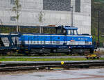 268d-268esk-drhy/799199/die-268d-714-230-0-cz--268d Die ČD 714 230-0 (CZ- ČD 92 54 2 714 230-0) ist am 23.11.2022, mit einem Autotransportzug, beim Prager Hauptbahnhof (Praha hlavní nádraží) abgestellt.

Die ČD-Baureihe 714 ist eine dieselelektrische Lokomotive des tschechischen Eisenbahnverkehrsunternehmens České dráhy (ČD). Sie entstand im Rahmen eines Rekonstruktionsprogrammes aus Fahrzeugen der Baureihe 735 (vormals ČSD T 466.0). Dabei wurden von den Spenderlokomotiven nur der Rahmen und die Drehgestelle verwendet. Anstatt des originalen Pielstick-Motors erhielten die Lokomotiven nunmehr zwei Maschinenanlagen mit 6-Zylinder-Reihendieselmotoren vom Typ LIAZ M 2-650, die denen der Baureihe 704 gleichen. Ab Lok 714.006 wurden neue, stärkere LIAZ M 1.2 C-Motoren verbaut. Jede der Maschinenanlagen gibt ihre Leistung auf je ein Drehgestell ab, so dass ein Betrieb mit nur einem Motor problemlos möglich ist. Als Betriebsbremse dient zusätzlich eine elektrische Widerstandsbremse mit einer Leistung von 1.020 kW. Außer den beiden Prototypen erhielten die Lokomotiven neue Aufbauten, die durch ihre niedrige Bauform dem Lokführer eine gute Streckensicht ermöglichen.

Das Mittelführerhaus bietet hervorragende Sichtverhältnisse.
Die Lokomotiven habe ein Umlaufgeländer, das Führerhaus ist durch die Türen in den Vorderwänden von dem Umlauf zugänglich. Der Hauptrahmen mit den Drehgestellen ist original aus der Baureihe 735. Die Verbindung des Rahmens mit den Drehgestellen erfolgt über Drehzapfen, die in die Querträger des Hauptrahmens eingepresst sind. Der Lokrahmen ist mit Silentblöcken auf dem Drehgestellen befestigt. Beide Drehgestelle werden angetrieben.

In jedem Drehgestell sind zwei Fahrmotoren mit Drucklagern gelagert. In der längeren Fronthaube sind zwei baugleiche LIAZ wassergekühlte Viertakt-Sechszylinder-Reihendieselmotoren mit Direkteinspritzung und Turboaufladung, vom Typ M 1.2 C - M 640D hintereinander untergebracht. Die Motoren haben eine Nockenwelle, der Ventiltrieb ist OHV. Für jeden Zylinder gibt es je zwei Einlass- und Auslassventile. Jeder Dieselmotor ist über eine elastische Kupplung an einen eigenen Traktionsgenerator angeflanscht. Der Kraftstofftank ist unter dem Lokrahmen zwischen den Drehgestellen aufgehängt. Die Lokomotive kann auch mit einem abgeschalteten Motorgenerator betrieben werden (dann sind nur zwei Traktionselektromotoren in Betrieb). Die Lokomotive ist mit einer Handbremse, einer selbsttätigen Druckbremse des Systems DAKO DK-GP, einer Direktbremse und einer elektrodynamischen Bremse ausgestattet. Die Handbremse wirkt immer auf ein Rad des benachbarten Fahrgestells, sie wird manuell an den Stationen gelöst. Die selbsttätige Druckbremse wird von der DAKO BSE-Elektrobremse mit DAKO OBE1-Steuerung gesteuert. Die direkte Bremse wird von einer elektrischen DAKO BPE-Bremse gesteuert, die von ČKD OBP-2E-Steuerungen gesteuert wird. Die Drucklufterzeugung erfolgt über zwei mechanisch angetriebene Dreizylinder-Kompressoren 3 DSK 100. Die Lokomotive verfügt über zwei Hauptluftbehälter mit einem Gesamtvolumen von 1.000 l (p = 10 bar) und drei Hilfsluftbehälter mit einem Gesamtvolumen von 120 l Bremsverteiler ist vom Typ DAKO LTR. In jedem Fahrgestell befinden sich zwei Bremszylinder mit einem Durchmesser von 8' (pmax = 4 bar). Alle vier Räder werden durch eine doppelseitige Klotzreibungsbremse gebremst. Die Lokomotive hat einen max. Sandvorrat von 400 kg.

Die Lokomotiven wurden in zwei Ausführungen mit unterschiedlichem Gewicht geliefert. Die üblichen Lokomotiven der BR 714.0 wiegen 60 Tonnen (15 t Achslast), während die Maschinen der BR 714.2 im Betrieb 64 Tonnen (16 t Achslast) wiegen.

TECHNISCHE DATEN der BR 714 (714.2):
Rekonstruktion: ČKD Transportsysteme (Praha)
Umbaujahre: 1994-97 
Spurweite: 1.435 mm (Normalspur)
Achsfolge: Bo'Bo'
Länge über Puffer: 14.240 mm 
Drehzapfenabstand: 7.600 mm
Achsabstand im Drehgestell: 2.400 mm
Treibrad-Ø: 1.000 mm (neu) / 920 mm (abgenutzt) 
Dieselmotor: 6-Zylinder-Viertakt-Reihen- Dieselmotor mit Direkt-Einspritzung und Turbolader vom Typ LIAZ M 1.2 C - M 640D
Motorhubraum: 11,946 Liter (Zylinder-Ø 130 mm / Kolbenhub 150 mm)
Kompressionsverhältnis: 12,5 : 1
Nenndrehzahl: 1.800 U/min (Leerlaufdrehzahl 650 U/min)
Achsübersetzung: 1:4,8125
Dauermotorleistung: 2x300 kW = 600 kW (815 PS)
Leistungsübertragung: dieselelektrisch
Fahrmotorentyp: TE 005 E
Höchstgeschwindigkeit: 80 km/h
Dienstgewicht: 60 t (64 t bei BR 714.2)
Anfahrzugkraft: 190 kN
Dauerzugkraft: 154 kN
Max. Tankinhalt: 2.000 l
Kleinster bef. Halbmesser: R 80 m

Quellen: Wikipedia, atlaslokomotiv.net