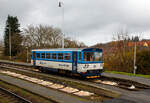 268d-268esk-drhy/799905/die-zur-8222regiomouse8220-modernisierte-8220chc237p225k8221-brotbuechse Die zur „RegioMouse“ modernisierte “Chcípák”  (Brotbüchse), der zweiachsige Dieseltriebwagen ČD 810 594-2 (CZ-ČD 95 54 5 810 594-2), ex ČSD M 152.0594, steht am 24.11.2022 als Regionalbahn im Bahnhof Domažlice (Taus) zur Abfahrt bereit.

Der Dieseltriebwagen wurde 1982 von Vagónka Studénka für die damalige ČSD Československé státní dráhy (Tschechoslowakischen Staatsbahnen gebaut. Das Upgrade zur ČD  Regio Mous erfolgte 2019.
