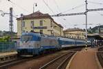 LOK 380 013-3 zieht ihren Zug aus dem Bahnhof von Bratislava.