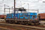 268d-cargo/487855/die-268d-cargo-210-047-7-cz Die ČD Cargo 210 047-7 (CZ ČDC 91 54 7 210 047-7) steht am 28.03.2016 im Bahnhof Cheb.

Die E-Lok wurde 1979 von koda in Plzeň (Pilsen) unter der Fabriknummer 7265 gebaut.

Die ČD Baureihe 210, ex ČSD-Baureihe S 458.0 (ab 1988 Baureihe 210) ist eine elektrische Rangierlokomotive fr 25 kV 50 Hz Wechselstrom.  Sie wurde gleichzeitig mit der Gleichstromlok E 458.0 (heute BR 110) entwickelt, um auf greren Personen- sowie Gterbahnhfen den Verschub sowie die Befrderung von bergabefahrten durchzufhren. Der mechanische Teil ist identisch mit dem der E 458.0, nur im elektrischen Aufbau hat die Lokomotive einen Trafo und eine andere Steuerung. Eine minimale Geschwindigkeit bis zu 5 km/h ist mglich. Die Lokomotiven sind mit einem speziellen Trafo fr die Beheizung des Zuges mit 1,5 kV bzw. 3 kV 50 Hz ausgerstet, und knnen somit auch im Personenzugdienst eingesetzt werden. Das bersetzungsverhltnis zwischen Fahrmotorritzel und Grorad betrgt 1:4,055, was der Lokomotive eine Hchstgeschwindigkeit von 80 km/h ermglicht. Fr den Betrieb auf nicht elektrifizierten Streckenteilen besitzt die Lok Akkumulatoren.

Technische Daten:
Gebaute Stck: 74
Spurweite: 1.435 mm (Normalspur)
Achsformel: Bo’Bo’
Lnge ber Puffer: 14.400 mm
Rahmenlnge:  13.160 mm
Breite: 3.000 mm
Hhe (Pantograph gesenkt):  4.625 mm
Achsstand im Drehgestell : 2.800 mm
Der Gesamt Radstand von 9.600 mm
Drehzapfenabstand:  6. 300 mm
Treibradraddurchmesser: 1.050 mm (neu) / 980 mm (abgenutzt)
Kleister befahrb. Kurvenradius: R = 120 m
Dienstgewicht: 72 t
Max. Achslast : 18 t
Stundenleistung: 984 kW
Dauerleistung: 880 kW
Anfahrzugkraft:  max. 164 kN
Fahrmotoren: 4 Stck Typ TE 006 
Stromsystem: 25 kV 50 Hz AC (Wechselstrom)