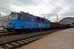 Froschblick auf CDC 130 016 mit Ganzzug in Praha hl.n. am Montag 23 Februar 2020. Das Erscheinen von Güterzüge in Praha hl.n. ist rar.