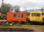 Der tschechischer zweiachsige Rottenwagen 99 54 9400 413-0 CZ-SŽCZ) der Správa železnic ist am 17 April 2023, mit dem Schwerlastkleinwagen mit Kran MUV 75 003 (99 54 9 628 859-9