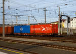 Guterwagen/795818/4-achsiger-drehgestell-containertragwagen-33-54-4694-180-9 4-achsiger Drehgestell-Containertragwagen 33 54 4694 180-9 CZ-MT, der Gattung Sggnss-XL (80ft), der METRANS Rail s.r.o. (Prag / Praha), am 12.09.2022 im Zugverband, beladen mit zwei 40ft-Containern bei einer Zugdurchfahrt im Hbf Salzburg. Die METRANS ist ein 100 %-iges Tochterunternehmen der Hamburger Hafen und Logistik AG (HHLA). Sie ist Marktführer für Containertransporte im Seehafenhinterlandverkehr mit Mittel-, Ost- und Südosteuropa. Eigene Inland-Terminals, spezielle Loks  und umweltfreundliche Containertragwagen ermöglichen flexible, qualitativ hochwertige Angebote. 

Der LIGHT EIGHTY Sggnss 80’ wurde vom slowakischen Hersteller TATRAVAGÓNKA schon 2010 auf Veranlassung von METRANS entwickelt. Nicht nur dank seinem geringen Gewicht von ca. 22 t, sondern auch wegen den einzigartigen Lademöglichkeiten (5 Container­Bauarten und Wechselaufbauten in 30 verschiedenen Containerkombinationen) hat sich dieser Wagen schnell auf dem Markt etabliert. Im Vergleich zum 80’ langen Standardwagen kann bei dieser Variante ein Wagen mehr in Güterzüge aufgenommen werden. Durch die neuartige Konstruktion dieses TSI­konformen Wagens konnte nicht nur der Lärmpegel auf einen Messwert von 78 dB(A) reduziert werden. Eine Energieeinsparung von 20 % im Vergleich zum 80’-langen Standardgelenkwagen ermöglicht eine weitere Steigerung der Transporteffizienz. Weniger Drehgestellbedarf bedeutet weniger Instandhaltungsaufwand für Bremssysteme.

TECHNISCHE DATEN:
Spurweite: 1 435 mm
Anzahl der Achsen: 4 in zwei Drehgestellen
Länge über Puffer: 25 940 mm
Drehzapfenabstand: 19 300 mm
Achsabstand im Drehgestell: 1 800mm
Laufraddurchmesser: 920 mm (neu)
Ladelänge : 24 700 mm  (z.B. 2 x 40’ ISO Container)
Höhe der Ladeebene über SOK: 1 155 mm
Höchstgeschwindigkeit:  100 km/h (Lastgrenze SS und leer 120 km/h)
Max. Zuladung bei Lastgrenze S: 68,0 t (ab Streckenklasse D)
Max. Zuladung bei Lastgrenze SS: 58,0 t (ab Streckenklasse C)
Eigengewicht: 22 000 kg
Kleinster bef. Gleisbogenradius: R 75 m
Bauart der Bremse: KE-GP-A (K)
Bremssohle: Jurid 816M
Feststellbremse: Ja
Intern. Verwendungsfähigkeit: TEN-GE

Erläuterung: Lastgrenze S = 20 t Radsatzlast, Lastgrenze SS = 22,5 t Radsatzlast.
