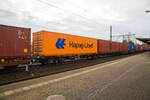 4-achsiger Drehgestell-Containertragwagen 33 54 4550 536-9 CZ-MT, der Gattung Sggrss 80, der METRANS Rail s.r.o. (Prag / Praha), am 07.12.2022 im Zugverband, beladen mit zwei 40ft-Containern bei einer Zugdurchfahrt in Dresden-Strehlen.

Die METRANS ist ein 100 %-iges Tochterunternehmen der Hamburger Hafen und Logistik AG (HHLA). Sie ist Marktführer für Containertransporte im Seehafenhinterlandverkehr mit Mittel-, Ost- und Südosteuropa. Eigene Inland-Terminals, spezielle Loks  und umweltfreundliche Containertragwagen ermöglichen flexible, qualitativ hochwertige Angebote.