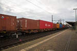 4-achsiger Drehgestell-Containertragwagen 33 54 4576 944-1 CZ-MT, der Gattung Sggnss 80ft (Sggnss-XL), der METRANS Rail s.r.o. (Prag / Praha), am 07.12.2022 im Zugverband, beladen mit zwei 40ft-Containern bei einer Zugdurchfahrt in Dresden-Strehlen.

Mit dem Containertragwagen der Bauart Sggnss 80´ ist es erstmals möglich Container mit einer Gesamtlänge von 80 Fuß auf einem vierachsigen Drehgestellwagen zu transportieren. Der Wagen hat eine Länge von 25.940 mm und wird von Tatravagonka und Greenbrier Europe gefertigt. Aktuell werden die Sggnss 80´ u.a. bei Metrans, VTG, Boxxpress, RailCargoAustria, SETG, GATX und der StlB eingesetzt.

Die METRANS ist ein 100 %-iges Tochterunternehmen der Hamburger Hafen und Logistik AG (HHLA). Sie ist Marktführer für Containertransporte im Seehafenhinterlandverkehr mit Mittel-, Ost- und Südosteuropa. Eigene Inland-Terminals, spezielle Loks  und umweltfreundliche Containertragwagen ermöglichen flexible, qualitativ hochwertige Angebote.

TECHNISCHE DATEN:
Spurweite: 1 435 mm
Anzahl der Achsen: 4 in zwei Drehgestellen
Länge über Puffer: 25.940 mm
Drehzapfenabstand: 19.300 mm
Achsabstand im Drehgestell: 1.800mm
Laufraddurchmesser: 920 mm (neu)
Drehgestelltyp:  Y25Ls1-K
Ladelänge : 24 700 mm  (z.B. 2 x 40’ ISO Container)
Höhe der Ladeebene über SOK: 1.155 mm
Höchstgeschwindigkeit: 100 km/h (Lastgrenze SS und leer 120 km/h)
Max. Zuladung bei Lastgrenze S: 68,5 t (ab Streckenklasse D)
Max. Zuladung bei Lastgrenze SS: 58,5 t (ab Streckenklasse C)
Eigengewicht: 21.500 kg
Kleinster bef. Gleisbogenradius: R 75 m
Bauart der Bremse: KE-GP-A (K)
Bremssohle: Jurid 816M
Intern. Verwendungsfähigkeit: TEN-GE