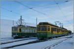 WAB Wengeralpbahn Ein �lterer und ein moderner WAB Triebwagen warten auf der Kleinen Scheidegg auf die Abfahrt Richtung Lauterbrunnen. 
4. Februar 2012