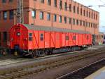 Wagen Einheitshilfsger�tewagen abgestellt am Hbf Koblenz, 03.04.2010. Einer von 53 in Deutschland stationierten Wagen der Deutsche Bahn AG. Diese verf�gen �ber Hilfsmittel und Bahnspezifischen Ausr�stungen zur Bew�ltigung von Ungl�cksf�llen mit Z�gen. Insbesondere verf�gen sie �ber Auffangbeh�lter, Dichtungsmaterialien, Bahnspezifische Armaturen und Hebe- und Zugger�te f�r gro�e Lasten. Er ist dann mit einem Leiter und sechs Mitarbeitern besetzt.
Diese unterst�tzen vor Ort mit den im Wagen vorhandenen Ger�tschaften die Hilfskr�fte vor Ort (Feuerwehr, THW)
Im Ungl�cksfall wid der Wagen �ber das Notfallmanagement der DB AG angefordert.