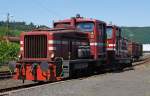 westerwaldbahn-weba Westerwaldbahn (WEBA) Lok 1 und 3 (V 26) am 30.05.2011 in Scheuerfeld/Sieg. Die Loks vom Typ R 30 B wurden bei der Fa.  Jung in Kirchen/Sieg 1956 und 1957 (Fabr.-Nr. 12102 bzw. 12748) gebaut und haben je eine Leistung von 260 PS. Hier in Doppeltraktion, in dieser Einsatzform werden sie F�hrerhaus an F�hrerhaus gekuppelt, an den F�hrerhausr�ckw�nden sind �bergangsm�glichkeiten zur jeweils anderen Maschine. Die WEBA hatte 4 Loks von diesem Typ heute sind noch 2 als Reserveloks erhalten. 