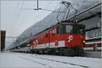zb-zentralbahn 71 Jahre alt, zwar keine Z�hne mehr, aber daf�r neue 'Schuhe' und auch diesen Winter bei tiefen Minustemperaturen im Einsatz: der De 910 002-3. 
(Leider neigt das Bild leicht nach recht, aber wenn ich es ausrichte, ist der Stromabnehmer weg...)
Interlaken, den 4. Feb. 2012