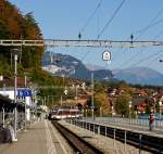 Ein Triebwagen ABe 130 001-1 (ein  Stadler SPATZ = Schmalspur PAnorama TriebZug) der Zentralbahn als Regionalbahn nach Interlaken Ost, am 30.09.2011 (17:00 Uhr)bei der Einfahrt in den Bahnhof Brienz. Dieser Triebwagen (Typ ABe 4/8) Baujahr 2004, habe ...
