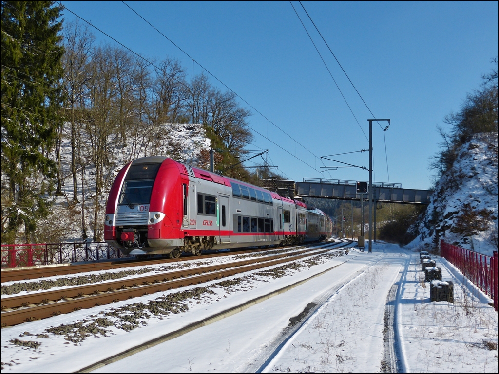 . Der IR 3714 Luxembourg - Troisvierges bestand am 13.03.2013 aus den beiden gekuppelten Triebzgen Z 2209 und Z 2206 und erreichte den Bahnhof von Wilwerwiltz mit 15 Mintuen Versptung. (Hans)