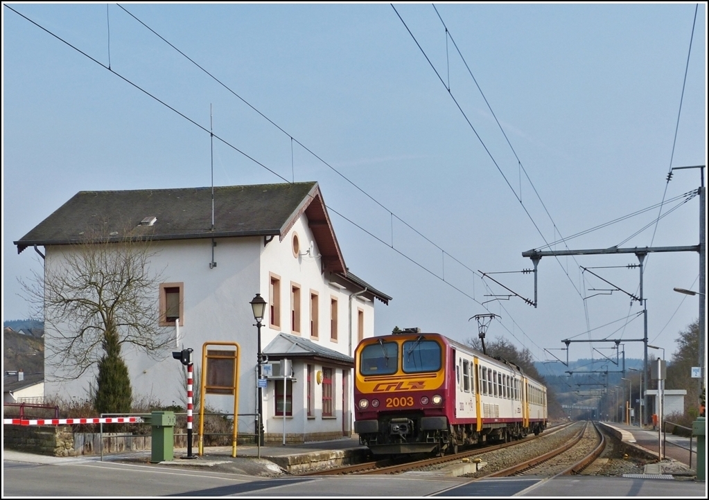 . Der Triebzug Z 2003 ist soeben im Bahnhof von Wilwerwiltz angekommen. 04.04.2013 (Jeanny)