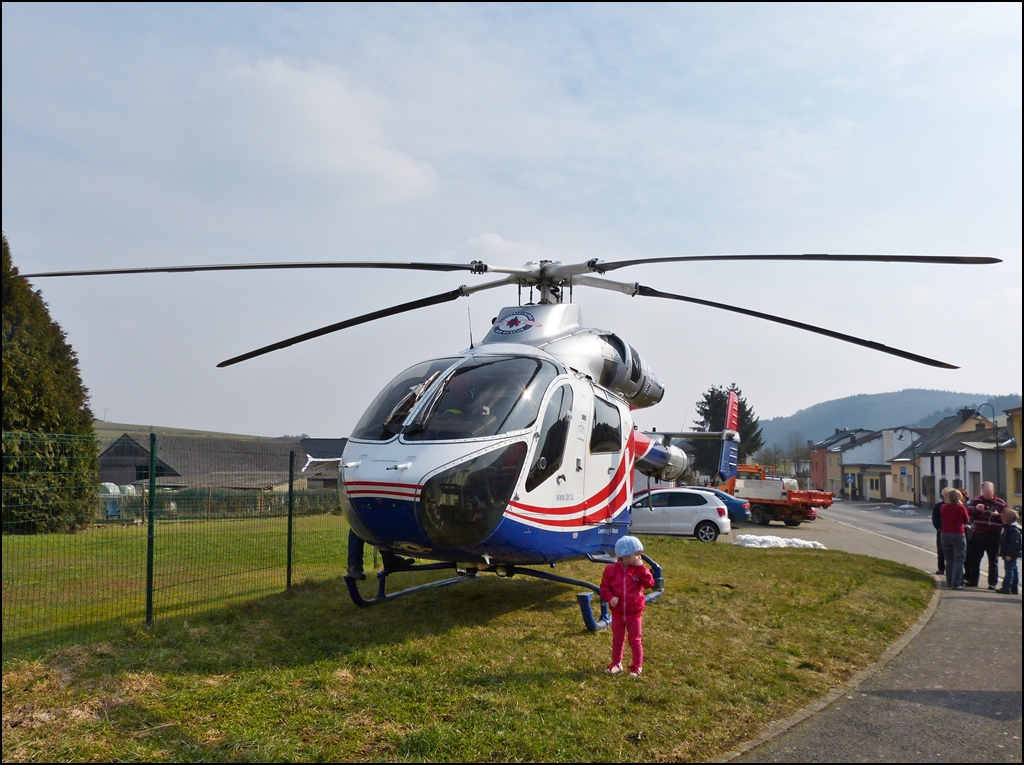 . Gr��envergleich  - Am 28.03.2013 war der Hubschrauber der Luxembourg Air Rescue nur 100 Meter von unserem Haus entfernt gelandet und Kiara wollte unbedingt den gro�en  Flieger  sehen. Dass er so gro� ist, machte ihr doch etwas Angst und sie kehrte schnell auf Opas Arm zur�ck. (Hans)