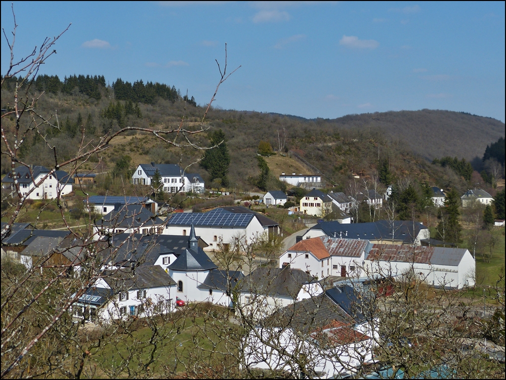 . Lellingen vom Aussichtspunkt  Geeselee  aus gesehen. Weil dieses Dorf seinen urspr�nglichen und authentischen Charakter gr��tenteils erhalten hat, wurde es vom Kulturministerium zum Modelldorf ernannt und steht quasi unter Denkmalschutz. 07.04.2013 (Jeanny)