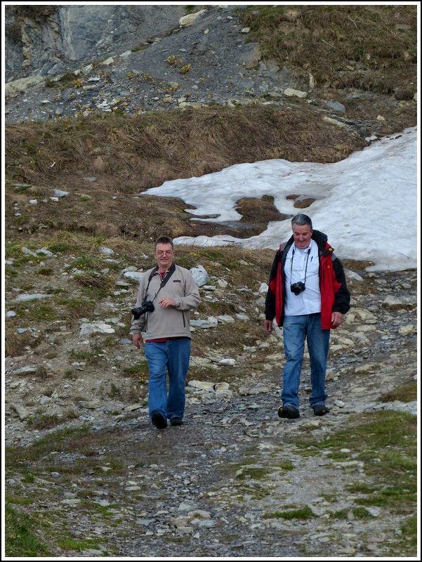 ... steigen die M�nner, leichtf�ssig wie Bergziegen, vom Gipfel der Rochers de Naye herunter. 26.05.2012 (Jeanny)