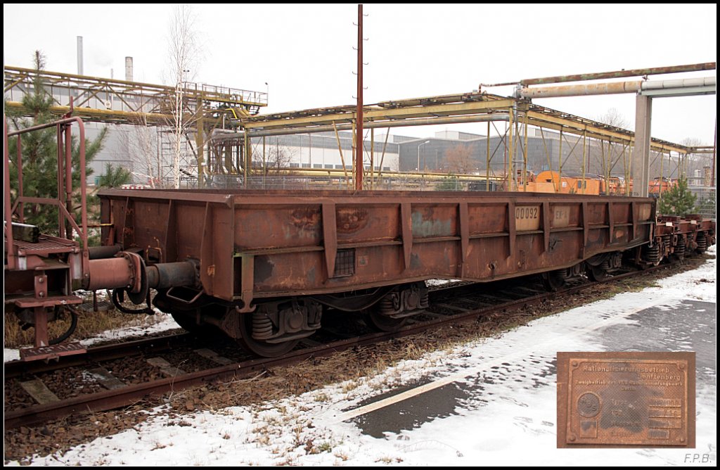 00092 EK 4 ist ein Spezialwaggon aus dem  Rationalisierungsbetrieb Senftenberg, Zweigbetrieb des VEB Rationalisierungswerk Berlin , gebaut 1983. Mit diesen Wagen wurden Kalkbehälter zu den Stahlwerken gebracht. Die Wagen hatten auch eine Zulassung für das Netz der DR. Als Typ war noch zu erkennen  K 10000 . Vielleicht hat jemand mehr Informationen zu dem Waggontyp? Würde mich über Informationen sehr freuen (Danke an die Hobbykollegen bei DSO die mt Infos halfen, gesichtet Eisenhüttenstadt 24.12.2009)
