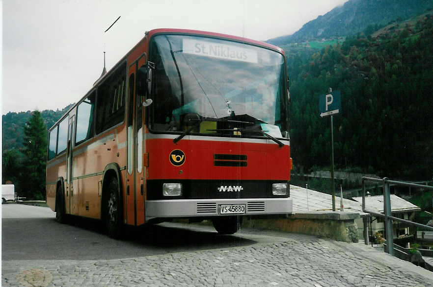 (013'208) - Williner, Grchen - Nr. 5/VS 45'880 - NAW/Lauber am 6. Oktober 1995 beim Bahnhof St. Niklaus