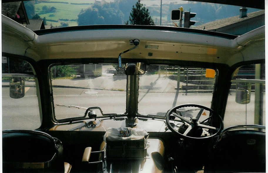 (018'712) - Geiger, Adelboden - Nr. 3/BE 1585 - Saurer/Gangloff am 25. August 1997 beim Bahnhof Reichenbach (25 Jahre Verkehrsverein Kiental; Innenaufnahme)