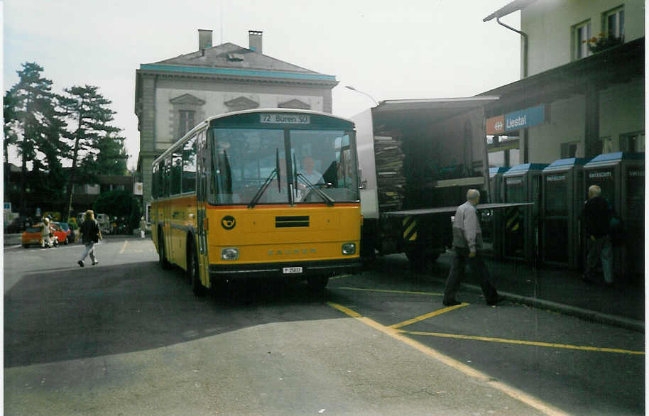 (020'023) - PTT-Regie - P 25'833 - Saurer/Tscher am 8. Oktober 1997 beim Bahnhof Liestal