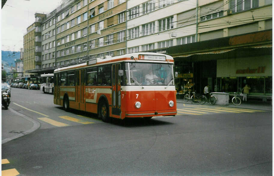 (020'208) - VB Biel - Nr. 7 - FBW/R&J Trolleybus am 9. Oktober 1997 beim Bahnhof Biel