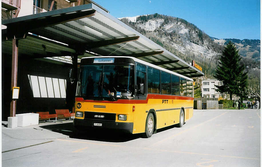 (022'230) - PTT-Regie - P 24'451 - NAW/Hess am 29. Mrz 1998 in Meiringen, Postautostation