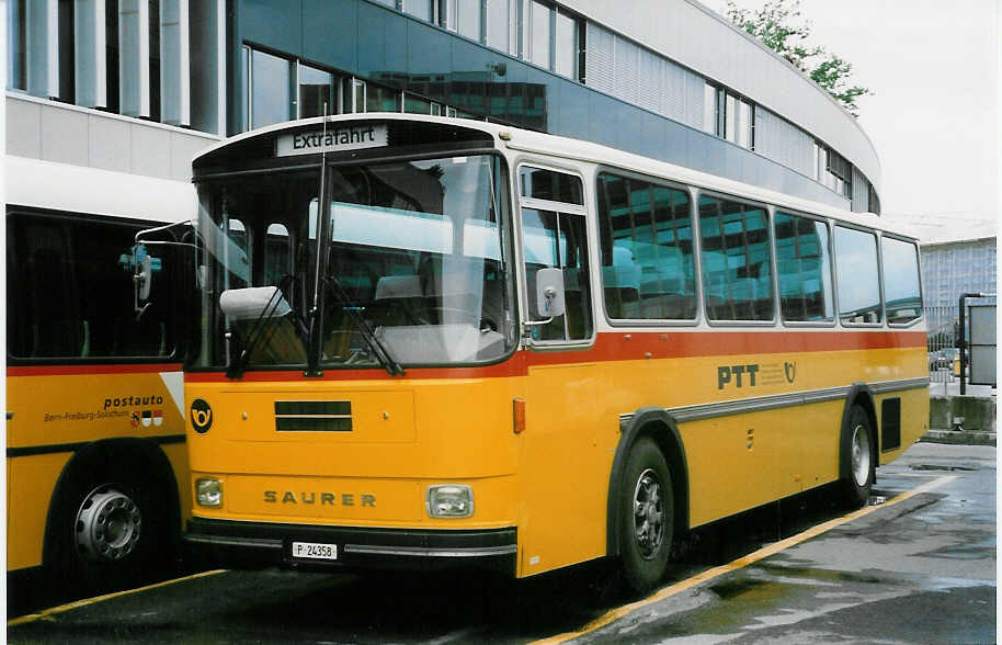 (023'115) - PTT-Regie - P 24'358 - Saurer/R&J am 3. Juni 1998 in Bern, Postautostation