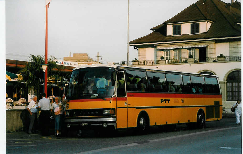 (025'207) - PTT-Regie - P 26'006 - Setra am 12. August 1998 beim Bahnhof Thun