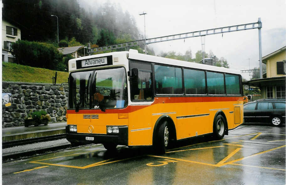 (026'902) - Gruber, Tiefencastel - Nr. 3/GR 61'927 - Vetter am 7. Oktober 1998 beim Bahnhof Tiefencastel