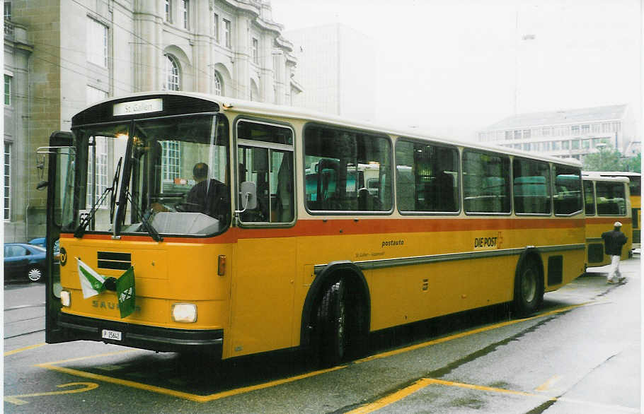 (027'014) - PTT-Regie - P 25'642 - Saurer/Hess am 8. Oktober 1998 beim Bahnhof St. Gallen