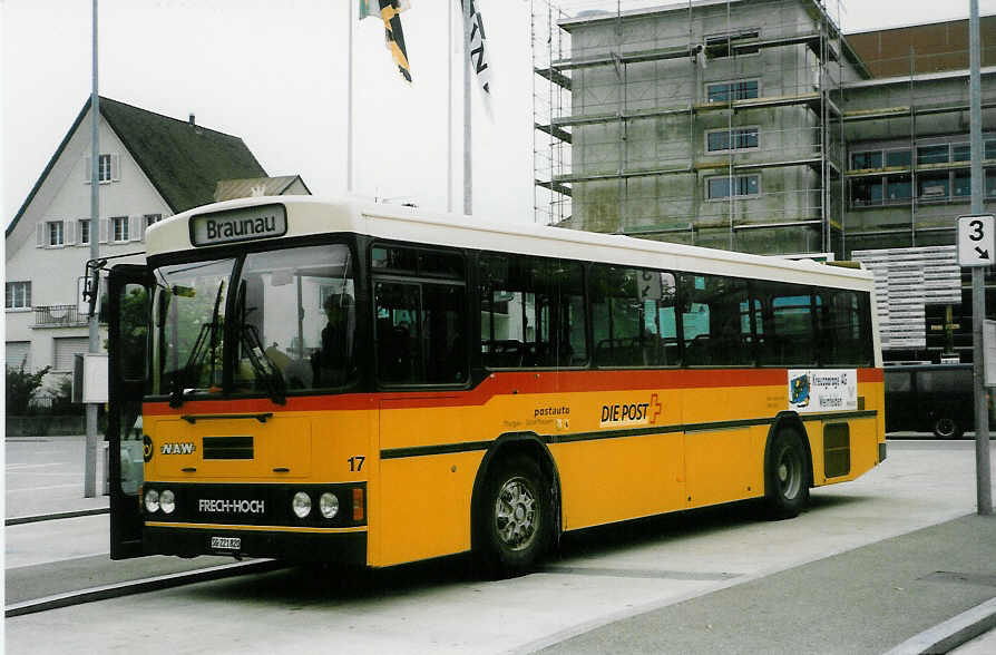 (027'026) - Bus-Halter, Wil - Nr. 17/SG 221'820 - NAW/FHS am 8. Oktober 1998 beim Bahnhof Wil