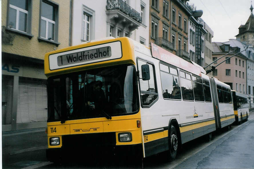 (027'925) - VBSH Schaffhausen - Nr. 114 - NAW/Hess Gelenktrolleybus am 16. November 1998 beim Bahnhof Schaffhausen