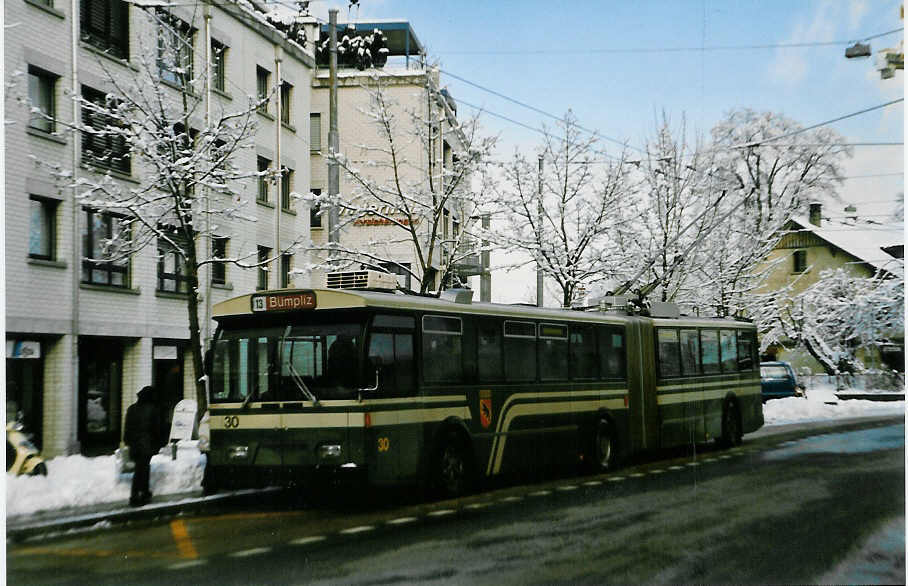 (029'312) - SVB Bern - Nr. 30 - FBW/Hess Gelenktrolleybus am 10. Februar 1999 in Bern, Bachmtteli