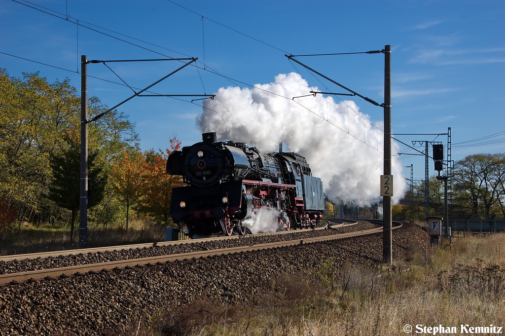 03 1010 Frderverein Schnellzugdampflok 03 1010 e.V. auf ihrer fahrt von Halle(Saale) nach Bremen, wo sie am 27.10.2012 einen Sonderzug von Bremen nach Ostseebad Binz und zurck ziehen soll. Hier kam sie gerade durch Stendal(Wahrung) gefahren und legte sich in die Kurve nach Wittenberge, wo sie sich neues Wasser geholt hatte. Netten Gru an den Lokfhrer und dem Heizer! 26.10.2012