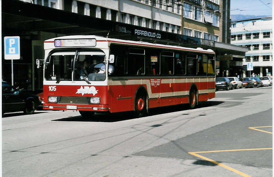 (030'036) - VB Biel - Nr. 105/BE 26'505 - Volvo/R&J am 13. Mrz 1999 beim Bahnhof Biel