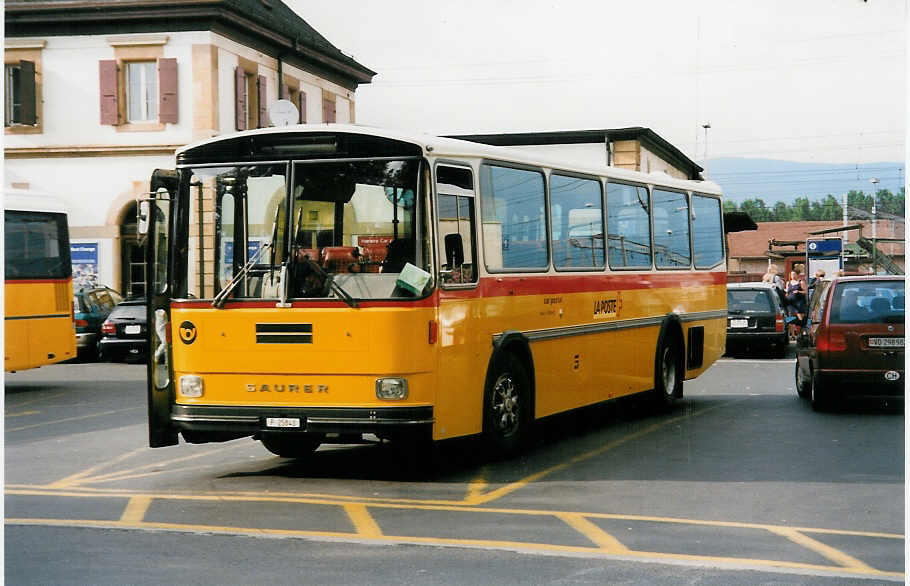 (033'817) - PTT-Regie - P 25'843 - Saurer/Hess am 7. Juli 1999 beim Bahnhof Yverdon