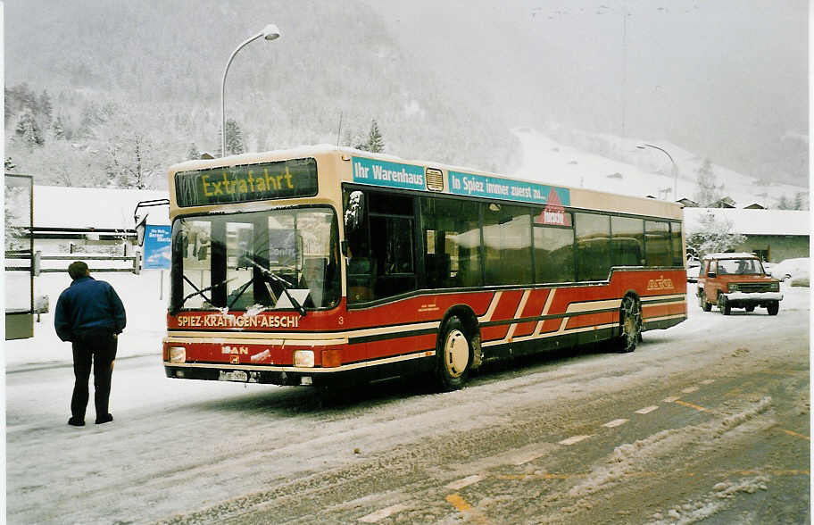 (038'113) - ASKA Aeschi - Nr. 3/BE 26'722 - MAN am 28. Dezember 1999 beim Bahnhof Frutigen