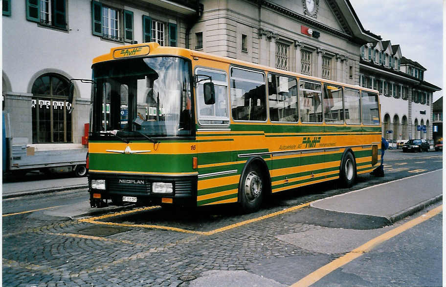 (039'322) - STI Thun - Nr. 16/BE 151'197 - Neoplan/Lauber am 24. Februar 2000 beim Bahnhof Thun