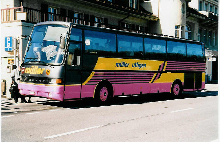 (039'401) - Mller, Uttigen - BE 293'882 - Setra am 27. Februar 2000 beim Bahnhof Spiez