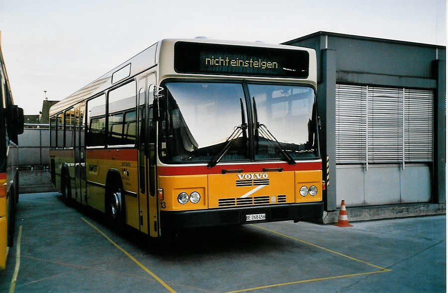 (039'529) - Steiner, Ortschwaben - Nr. 13/BE 268'456 - Volvo/Lauber am 5. Mrz 2000 in Bern, Postautostation