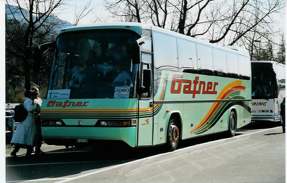 (039'604) - Gafner, Thun - Nr. 28/BE 127'629 - Neoplan am 12. Mrz 2000 beim Bahnhof Thun