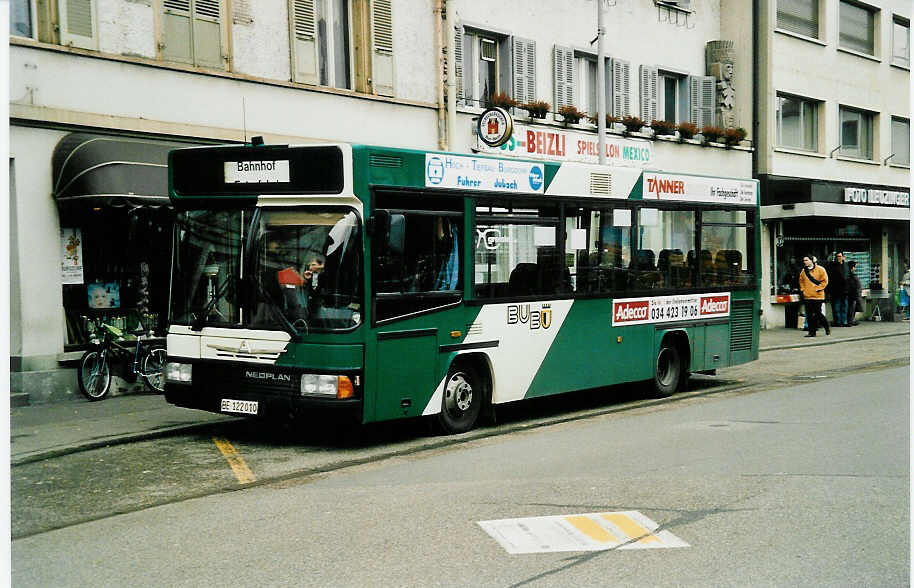 (039'920) - BUBU Burgdorf - BE 122'010 - Neoplan (ex Dhler, Burgdorf Nr. 60) am 18. Mrz 2000 beim Bahnhof Burgdorf