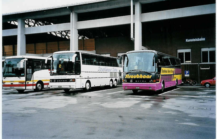 (040'823) - Straubhaar, Thun - BE 431'038 - Setra + BE 206'633 - Setra (ex Mller, Uttigen) am 6. Juni 2000 in Thun, Grabengut