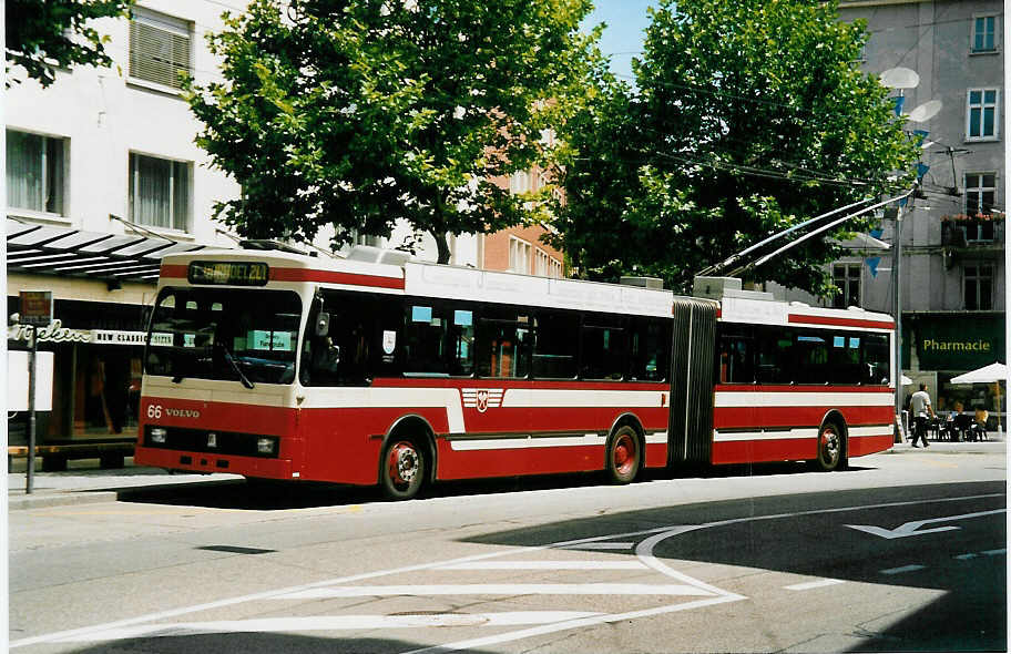 (042'211) - VB Biel - Nr. 66 - Volvo/R&J Gelenktrolleybus am 20. Juli 2000 in Biel, Mhlebrcke