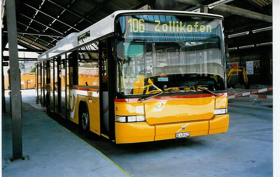 (042'429) - Steiner, Ortschwaben - Nr. 15/BE 438'425 - Volvo/Hess am 12. August 2000 in Bern, Postautostation