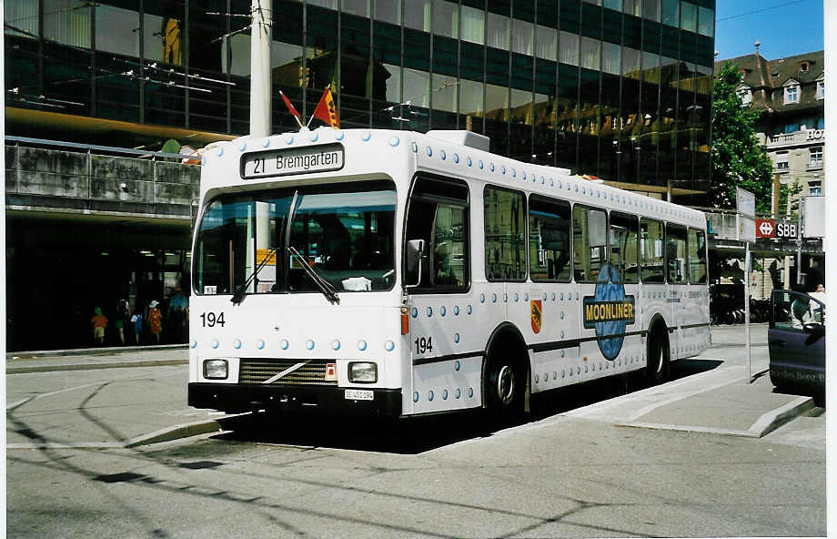 (042'432) - SVB Bern - Nr. 194/BE 451'194 - Volvo/R&J am 12. August 2000 beim Bahnhof Bern